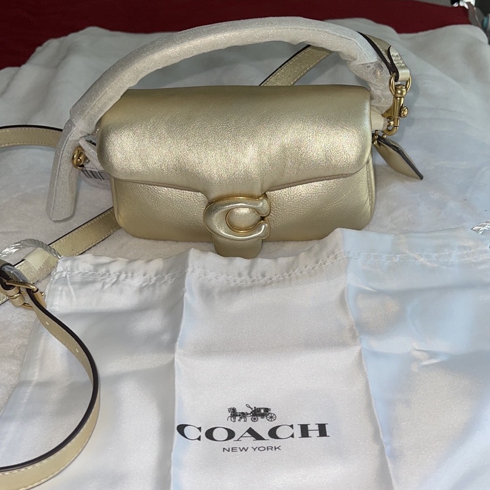 Coach "Tabby 18”
Removable top handle; 4" drop
Removable adjustable strap 21.5”